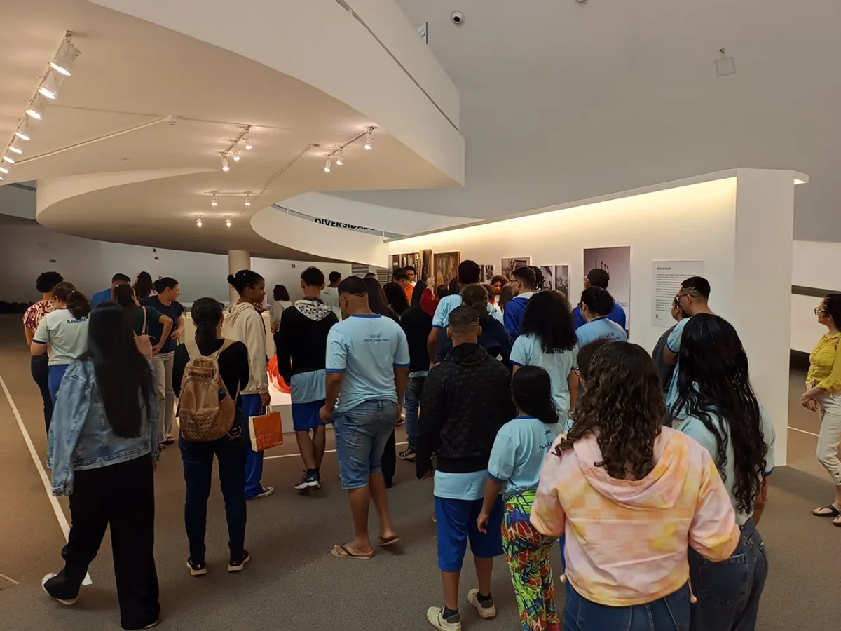 Alunos do EJA de Planaltina visitam a exposição Utopias em Construção