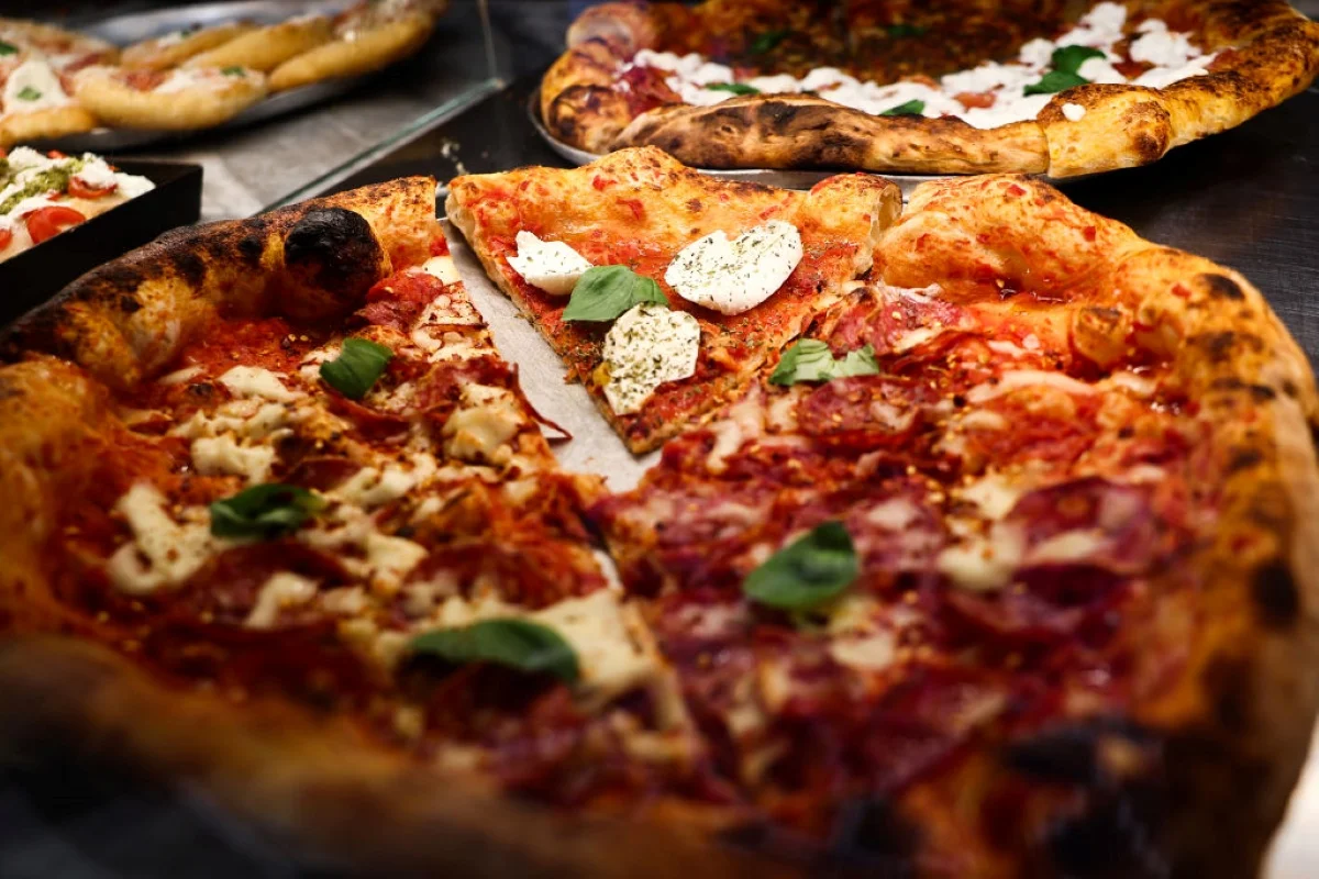 Imagem colorida mostra pizzas - Metrópoles
