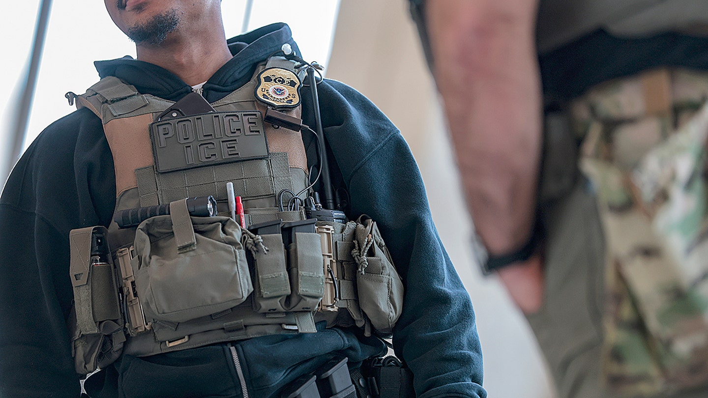 A ICE deporta ex-combatante liberiano acusado de tortura e recrutamento de crianças-soldado
