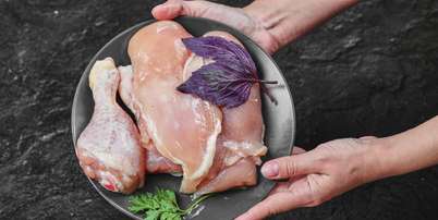 Entenda por que você não deve lavar o frango antes de cozinhar Foto: Freepik