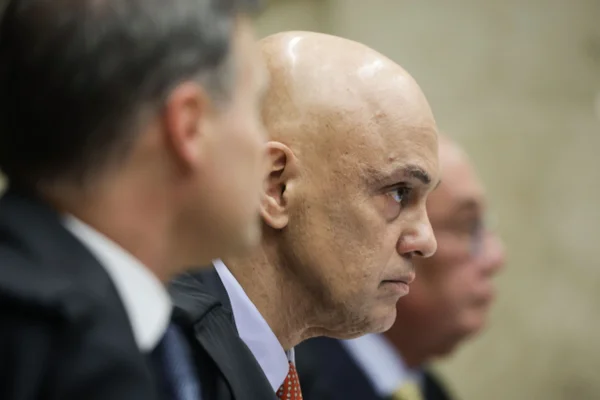 Moraes pede nova retirada integral de sigilo antes de julgamento no STF