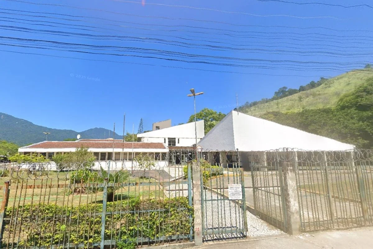 imagem colorida mostra o Fórum de São Sebastião, onde jovem foi condenado por forjar sequestro e extorquir mãe. Metrópoles