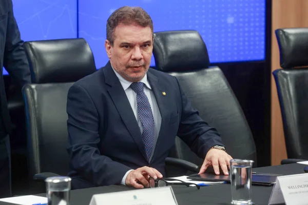 Sob críticas, ministro da Justiça monitora julgamento do STF à distância - destaque galeria
