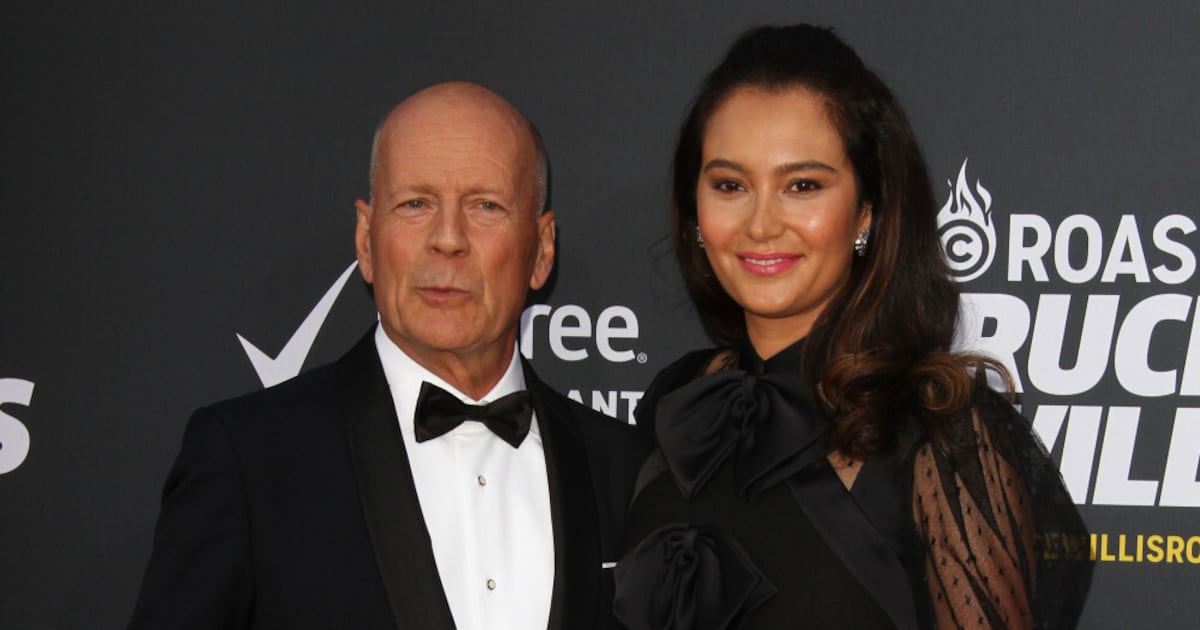 Esposa de Bruce Willis dá detalhes sobre rotina com o ator e rebate mitos sobre demência