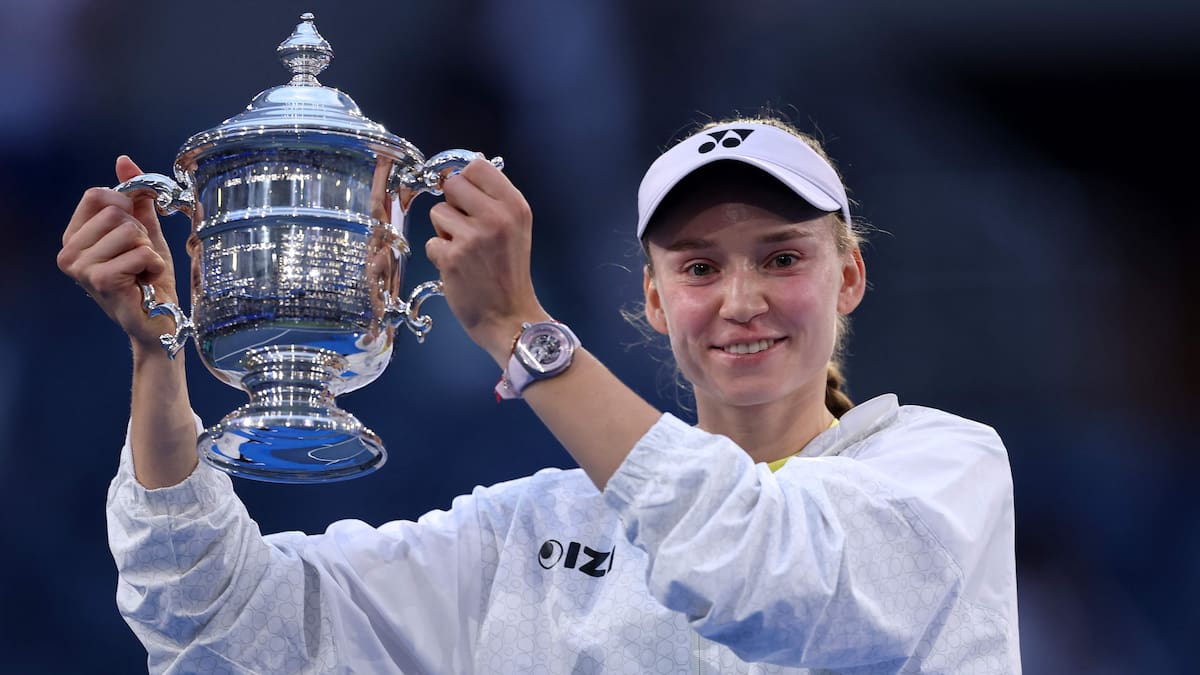 La tenista kazaja Elena Rybakina posa con la copa de campeona del US Open femenino tras vencer a la bielorrusa Aryna Sabalenka