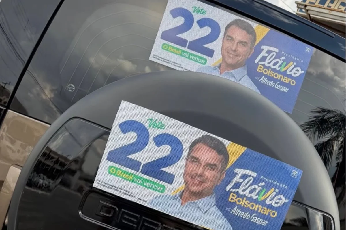 Publicitário ligado a Vorcaro estampa "adesivaço" de Flávio em carrão