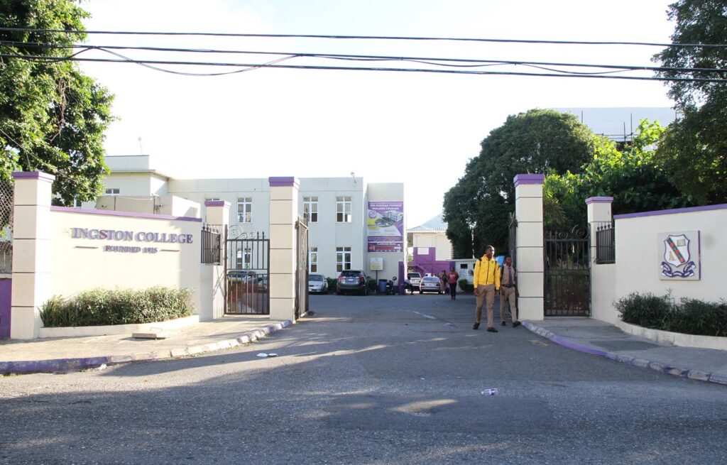 Aluno do KC visto pendurado na grade não estava sendo intimidado, afirmam fontes