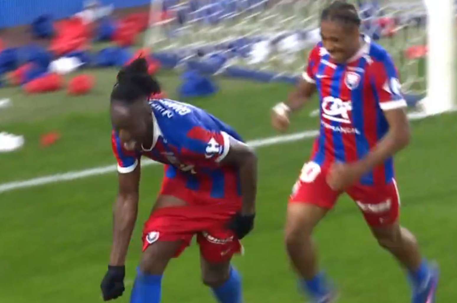 Gnanduillet , do Caen, abaixa as cal&ccedil;as para comemorar um de seus gols contra o Rouen &ndash;