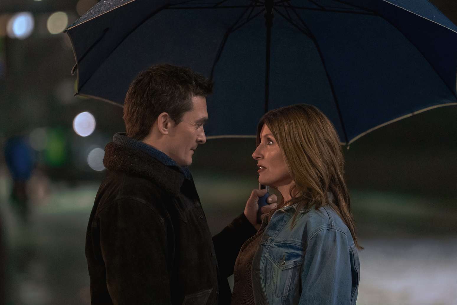 Rupert Friend e Sharon Horgan em Youth, nova série da HBO