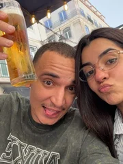 João Gomes e Ary Mirelle posam fazendo brinde