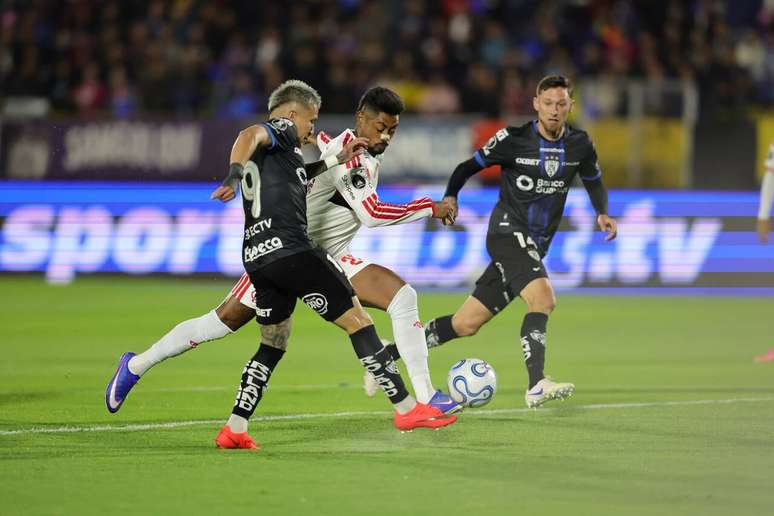 Flamengo vence e abre vantagem rumo à semifinal da Libertadores