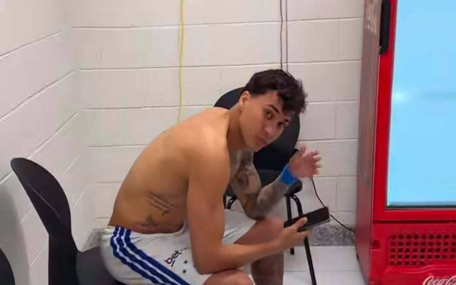 Kaio Jorge foi filmado por Alexsander em provocação após a partida Reprodução/Instagram @alexsander