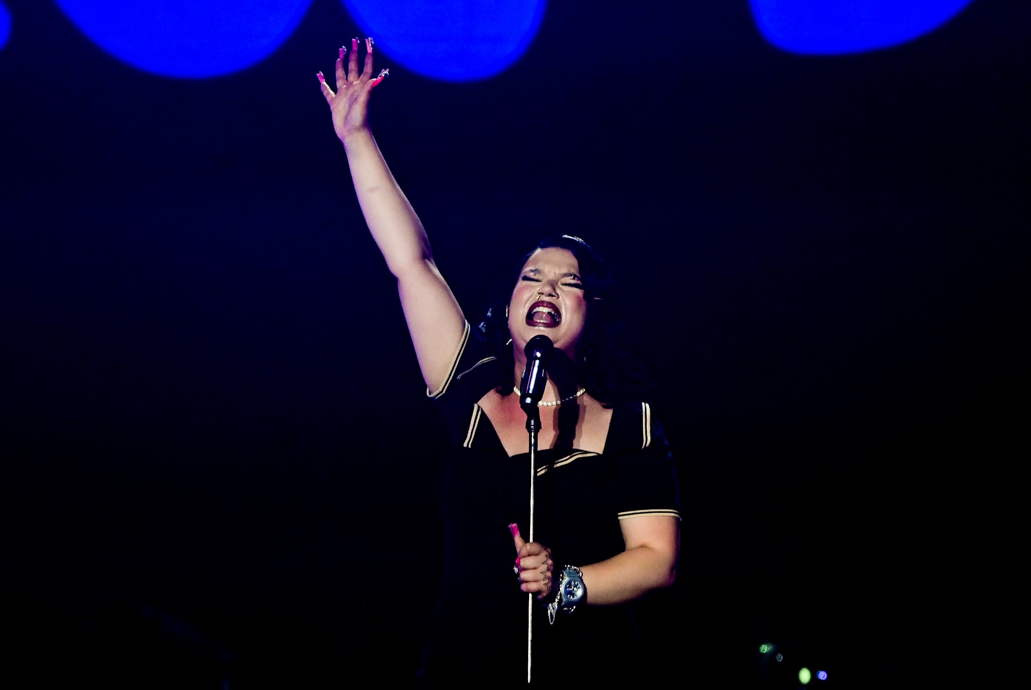 Lola Young estreia no Brasil com vocal rasgado e bom show cru, mas prejudicado por público apático