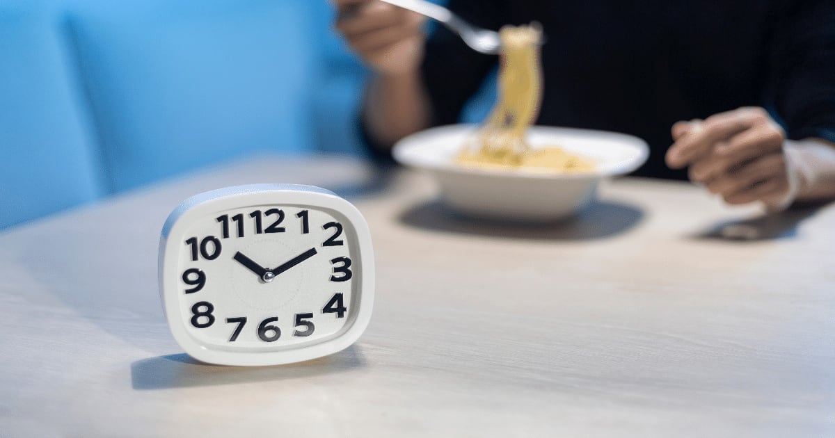 Comer tarde da noite faz mal? Entenda como o horário das refeições pode influenciar glicemia e peso