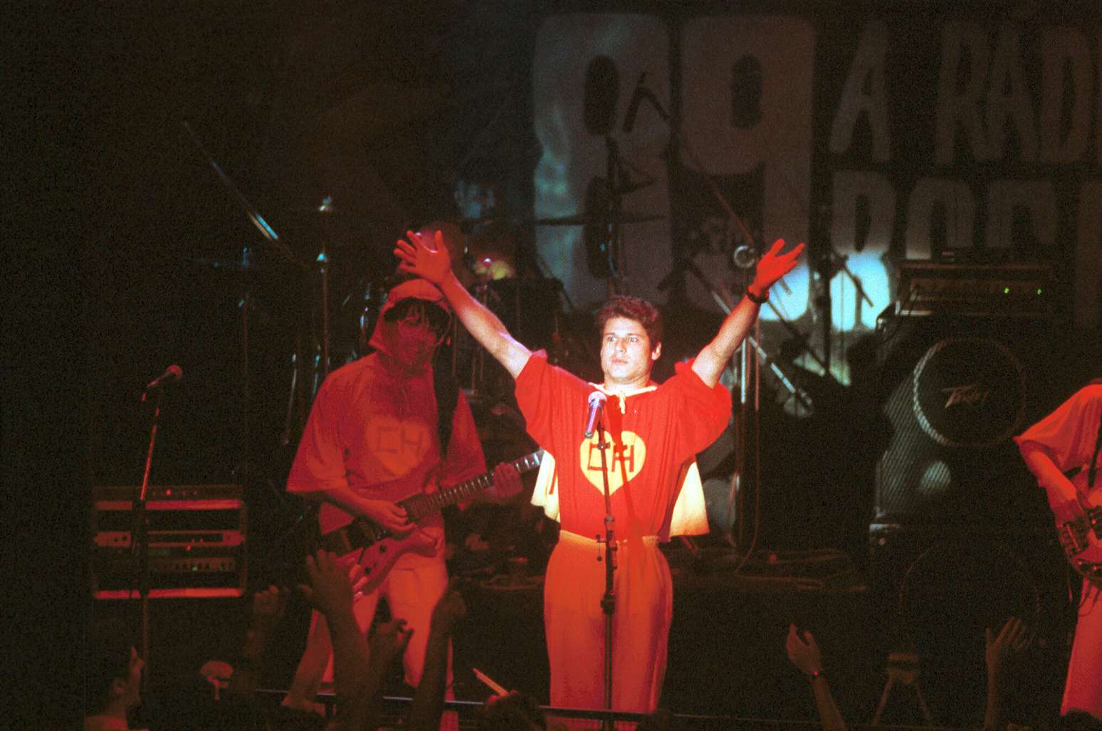O vocalista do Mamonas Assassinas, Dinho (Alecsander Alves), &eacute; visto durante apresenta&ccedil;&atilde;o da banda em 1995