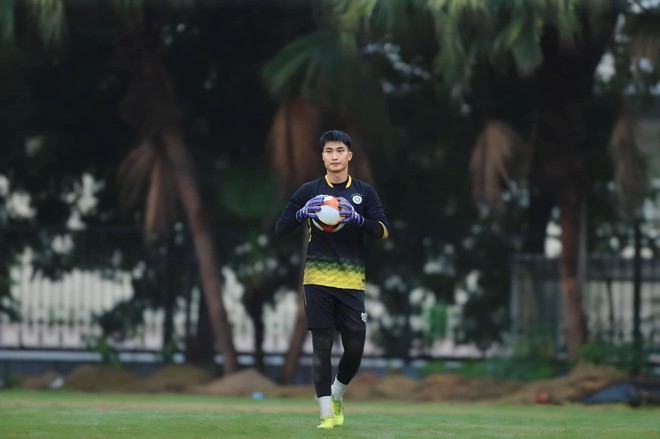 O antigo goleiro da mesma geração de Quang Hải e Văn Hậu: Dirigindo táxi ganha 10 milhões/mês, vida diferente da época em que jogava futebol