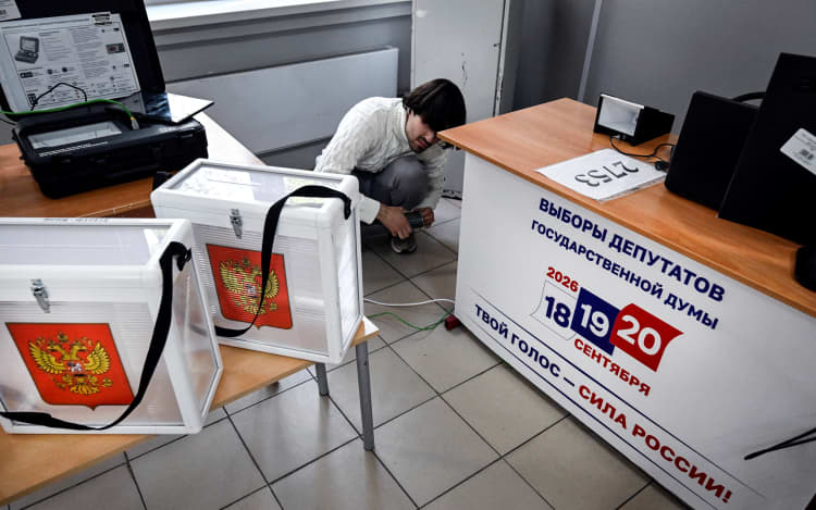A technician installs the equipment at a polling station ahead of the upcoming election to the Russian State Duma (lower house of Russia's Parliament) in central Moscow on September 17, 2026. Russia will vote for the Duma's election on September 18-20, 2026. (Photo by Alexander NEMENOV / AFP)