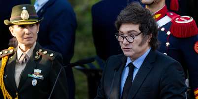 O presidente argentino Javier Milei em discurso para veteranos da guerra das Malvinas Foto: Tomas Cuesta/Getty Images