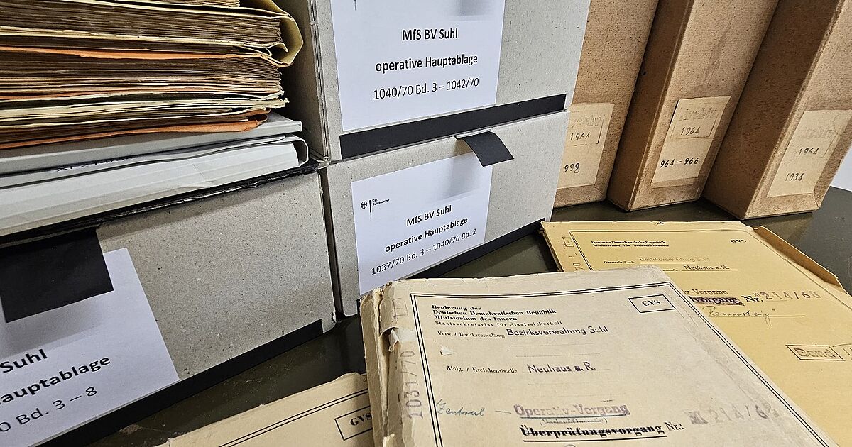 ( F )Arquivos no Arquivo Federal - Arquivo de Documentos da Stasi em Suhl
