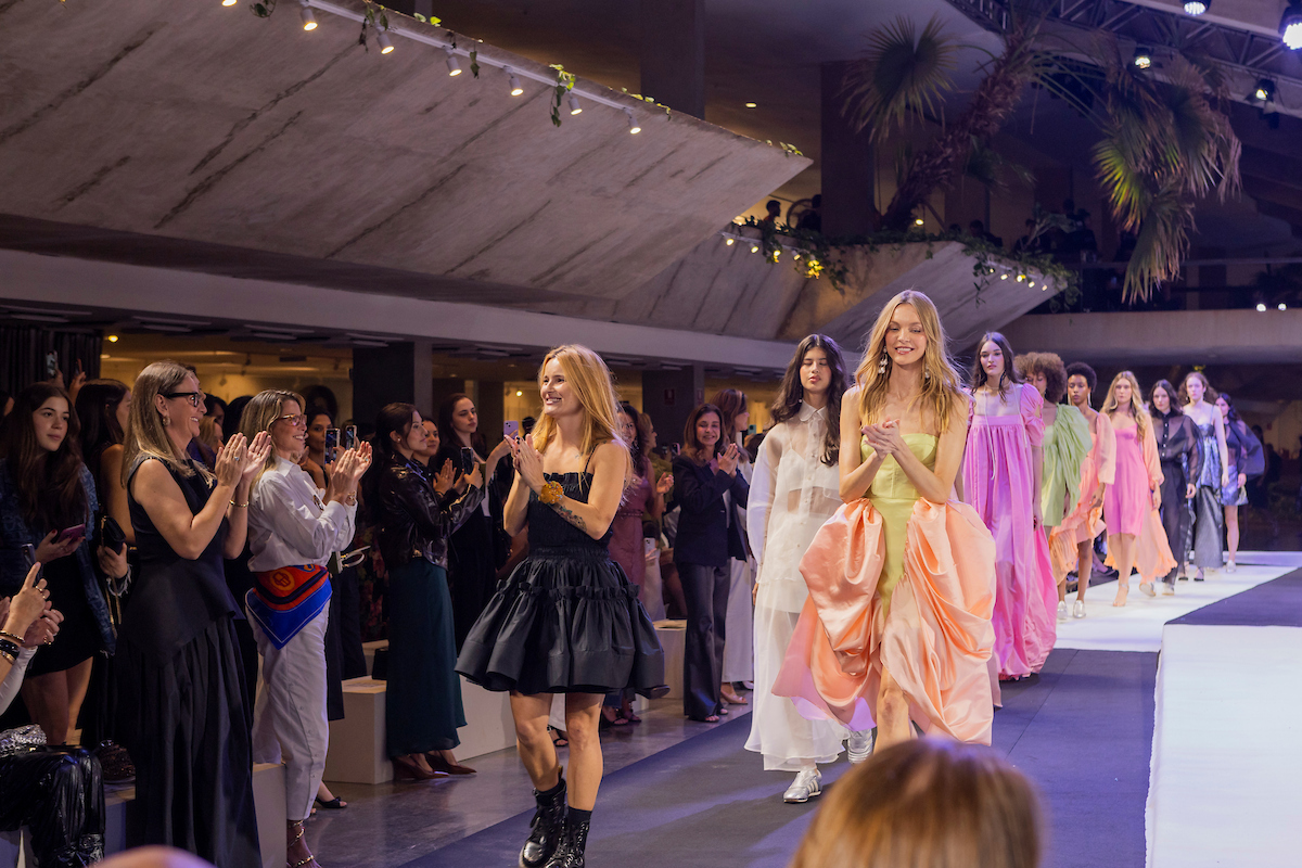 A estilista Lucila Pena e a modelo Carol Trentini
