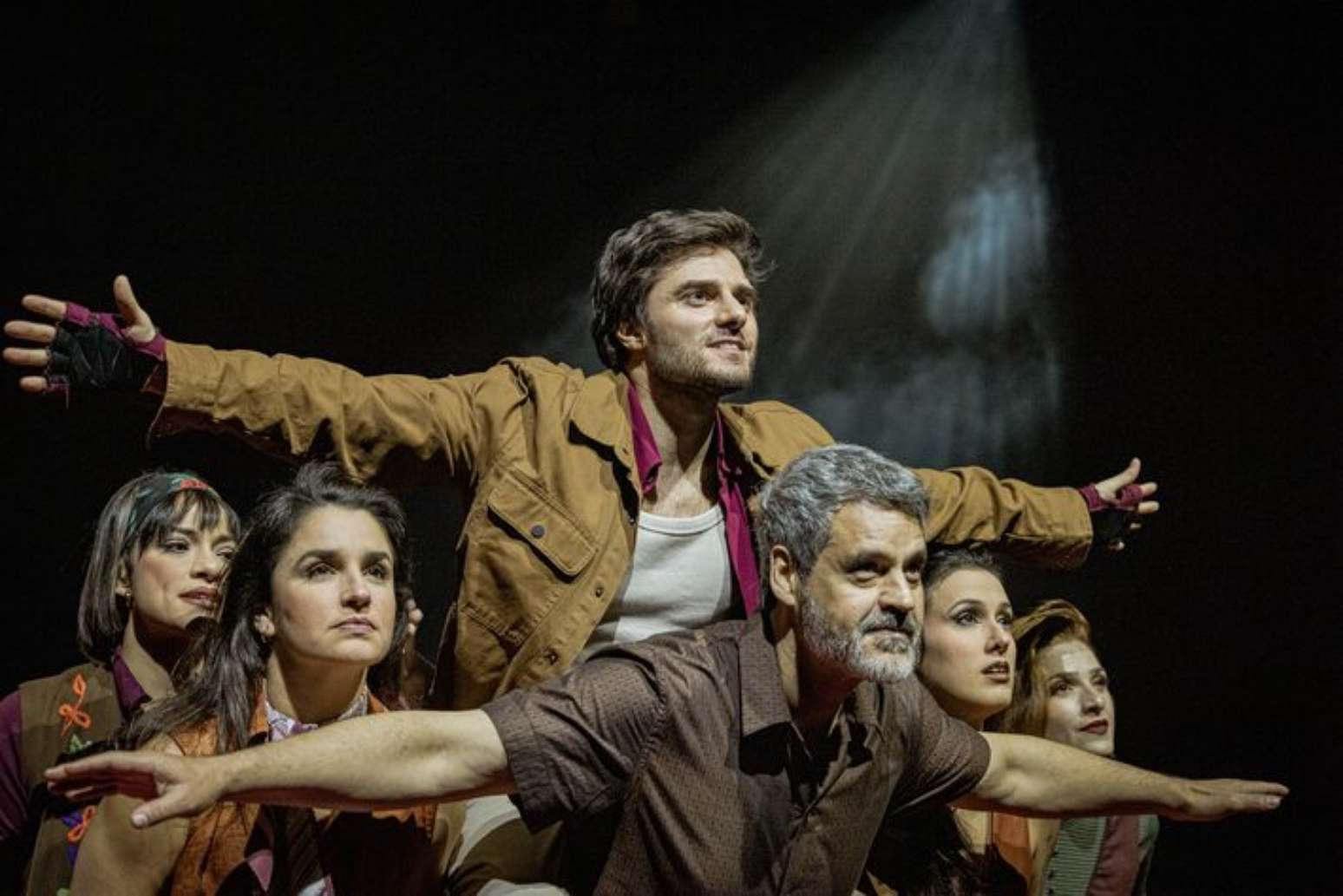 Elenco durante o ensaio do musical 'Feliz Ano Velho' no teatro Sabesp Frei Caneca, na região central de São Paulo.
