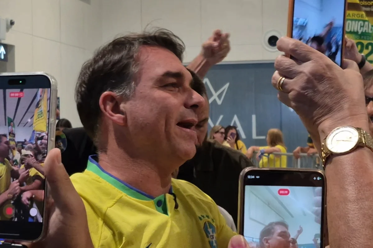 Flávio Bolsonaro chega a Natal em nova rodada de campanha pelo Nordeste
