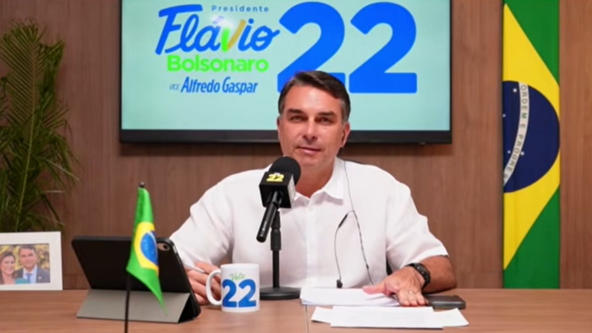 Em live, Flávio pede voto dos eleitores dos outros candidatos para vencer no primeiro turno