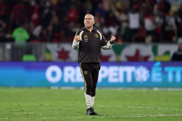 Leonardo Jardim elogia torcida do Flamengo e critica gramado do Maracanã