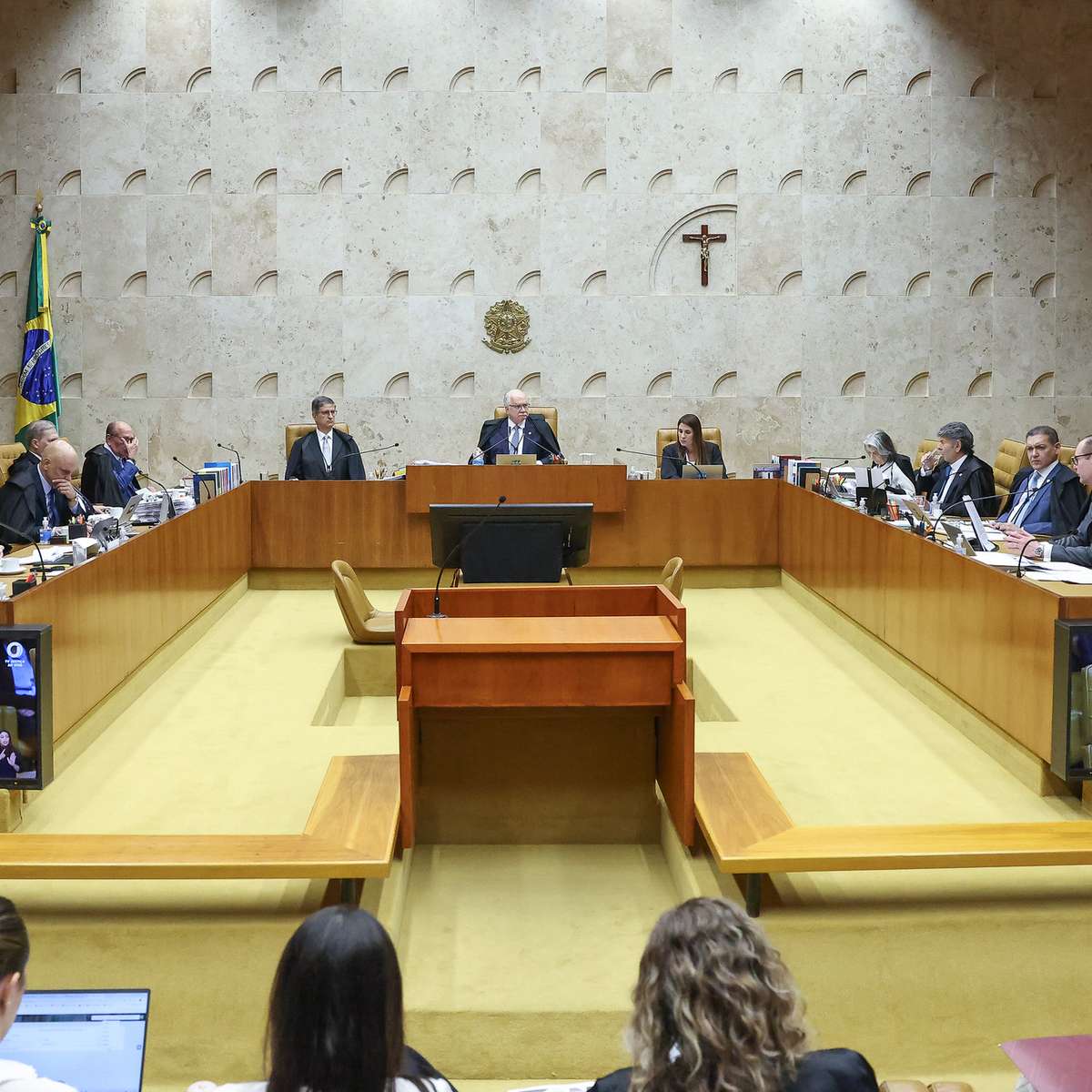 Em meio à crise, STF retoma sessão e decide em julgamento igualar licença maternidade de mães biológicas e adotivas