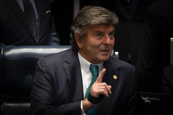 Fux indica a aliados que não vai se declarar impedido de julgar Moraes - destaque galeria