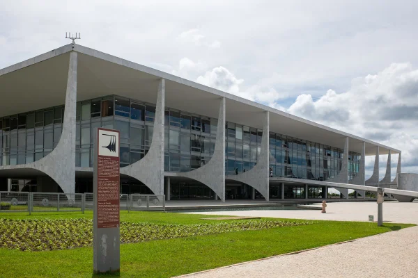 Ala do Planalto quer ministros na linha de frente das críticas a Moraes