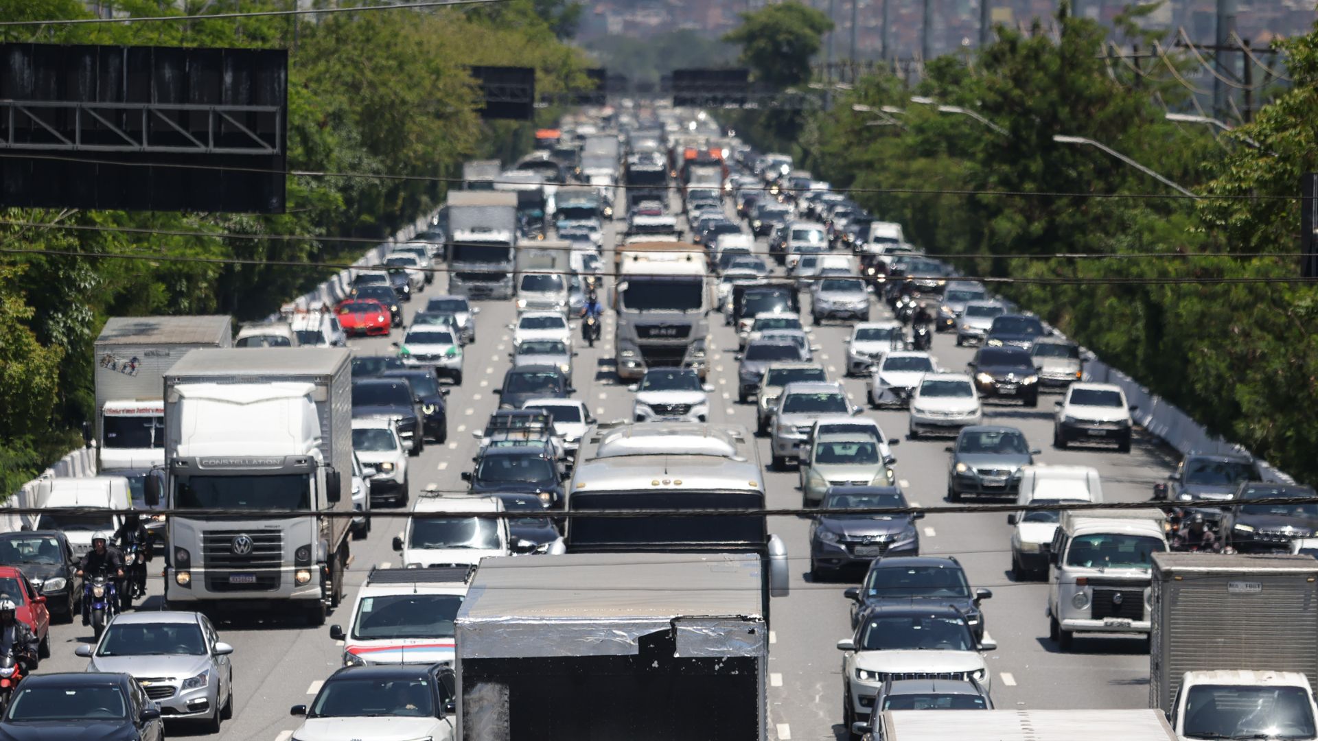 Carro para tudo: hábito do brasileiro ajuda a piorar os congestionamentos