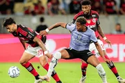 Disputa de bola em Flamengo x Independiente Del Valle