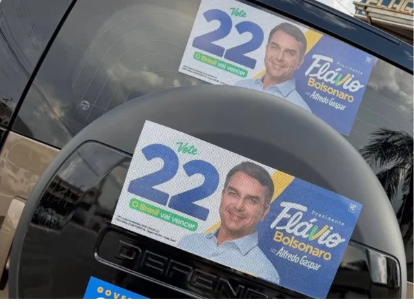 Publicitário ligado a Vorcaro estampa "adesivaço" de Flávio em carrão