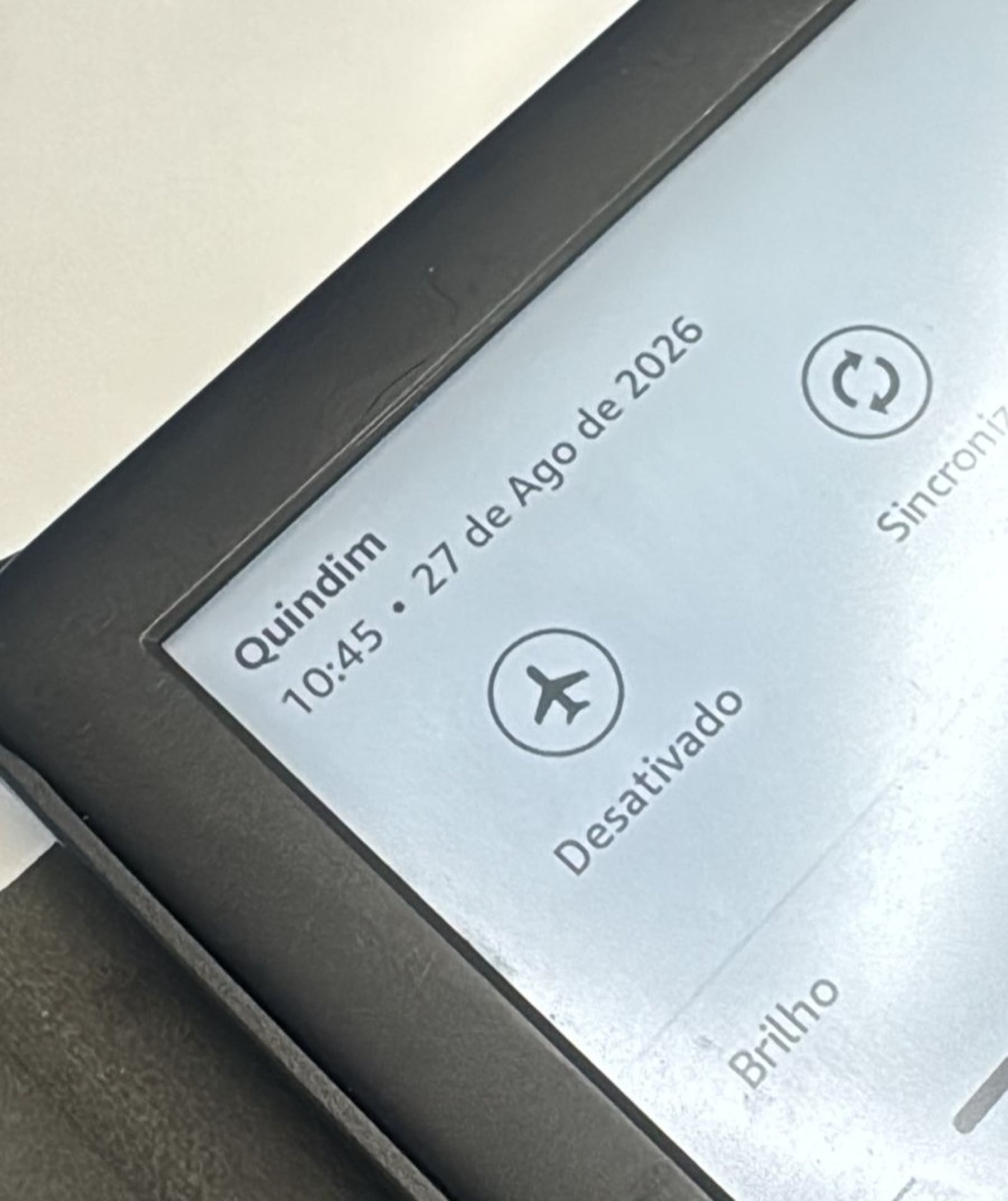 Mesmo após a queda, o kindle ficou inteiro e continuou funcionando Divulgação/Arquivo pessoal