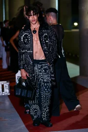 Metrópoles Catwalk estreia com Yasmin Brunet, Vivi Orth e Jhona Burjack
