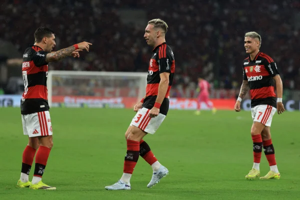Jogadores do Flamengo detonam gramado do Maracanã: "Motiva a ter sintético"