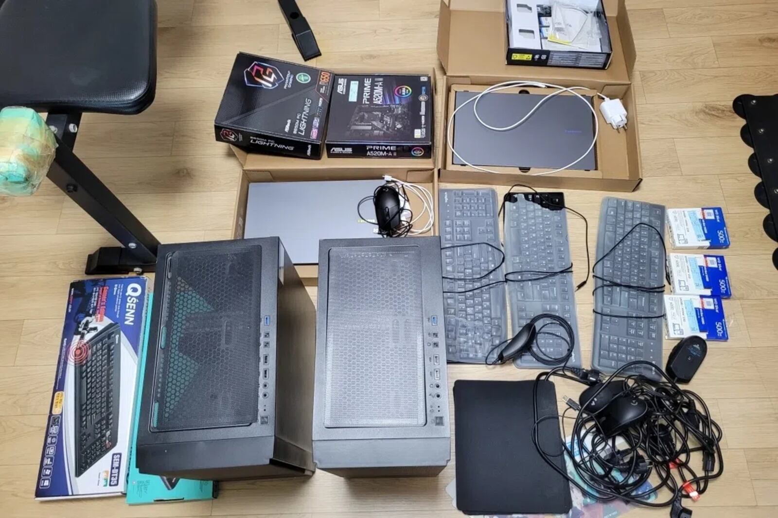 Dispositivos eletrônicos usados pelo suspeito para comprar ingressos de shows e eventos esportivos entre setembro de 2018 e abril de 2026. Foto: Agência de Polícia Provincial de Gyeonggi Bukbu. Foto: Agência de Polícia Provincial de Gyeonggi Bukbu