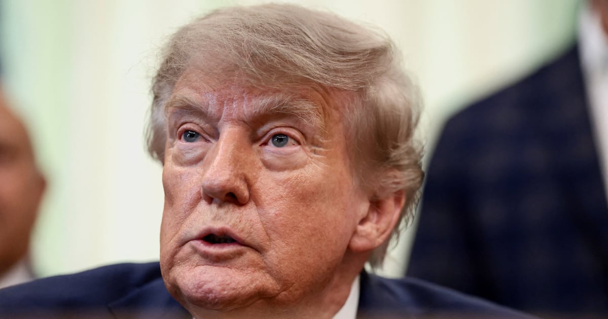 Trump minimiza apelos de big techs para frear IA e diz que EUA não podem ficar atrás da China
