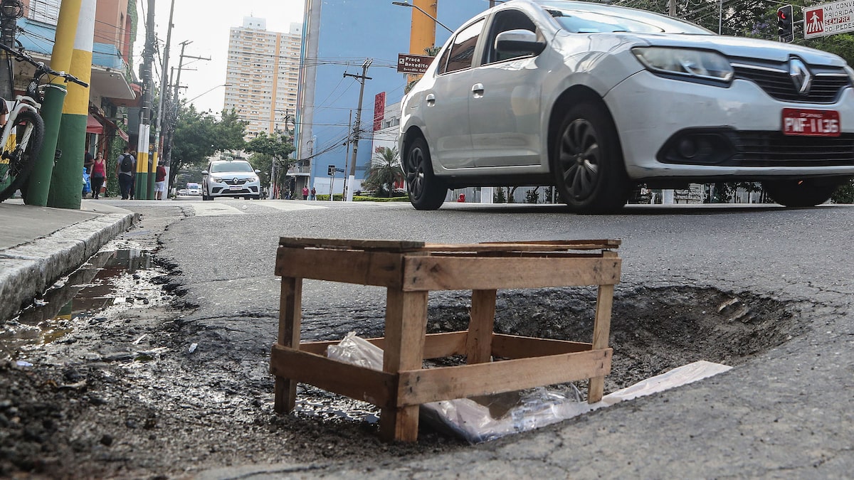 Santa Cecília: leitora se queixa de bueiro afundando em rua da região