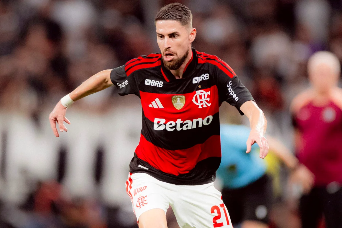 Foto colorida de Jorginho, volante do Flamengo - Metrópoles