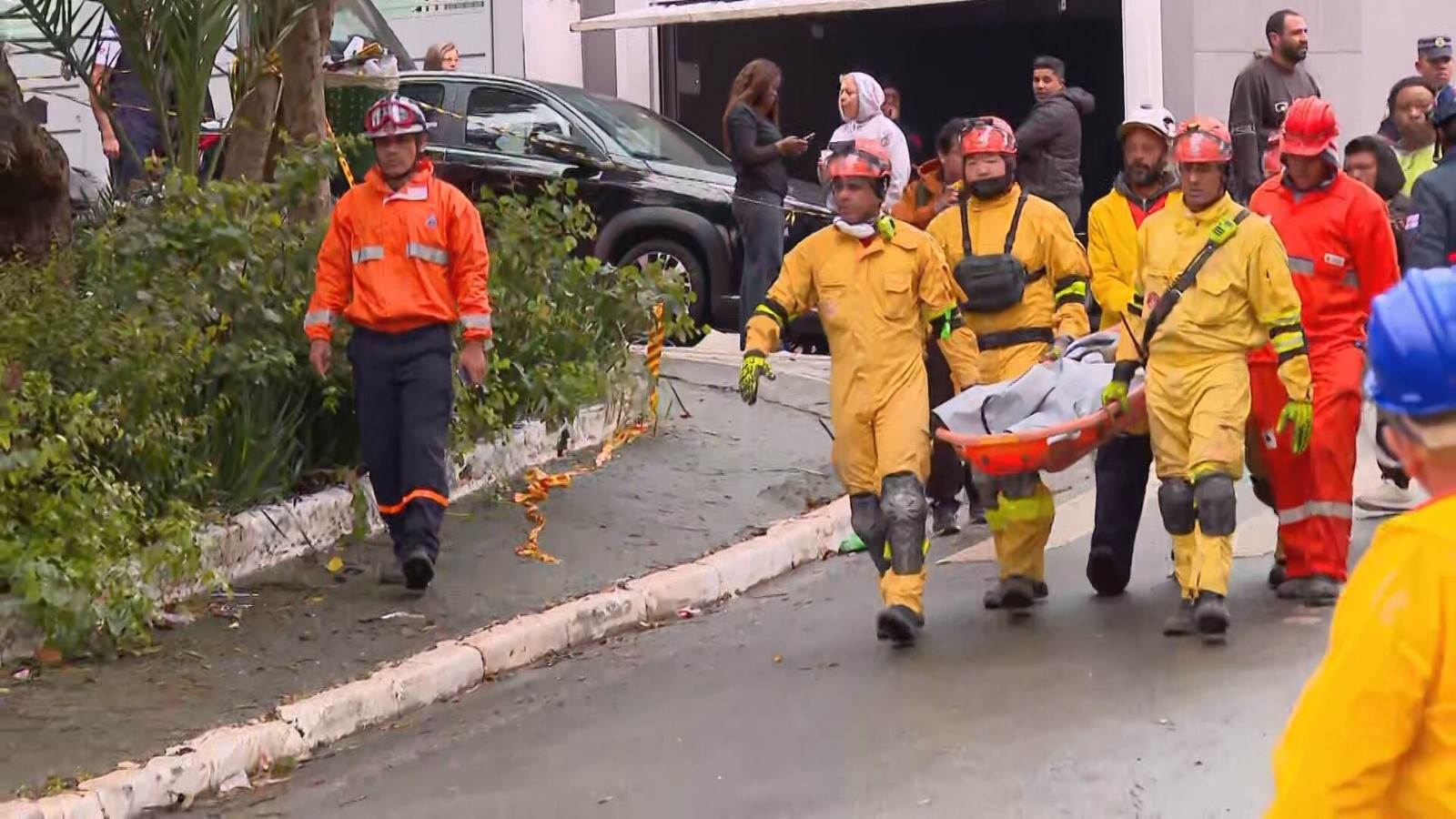 Bombeiros encontram corpo de criança desaparecida após desabamento de prédio em SP; outras 5 pessoas morreram