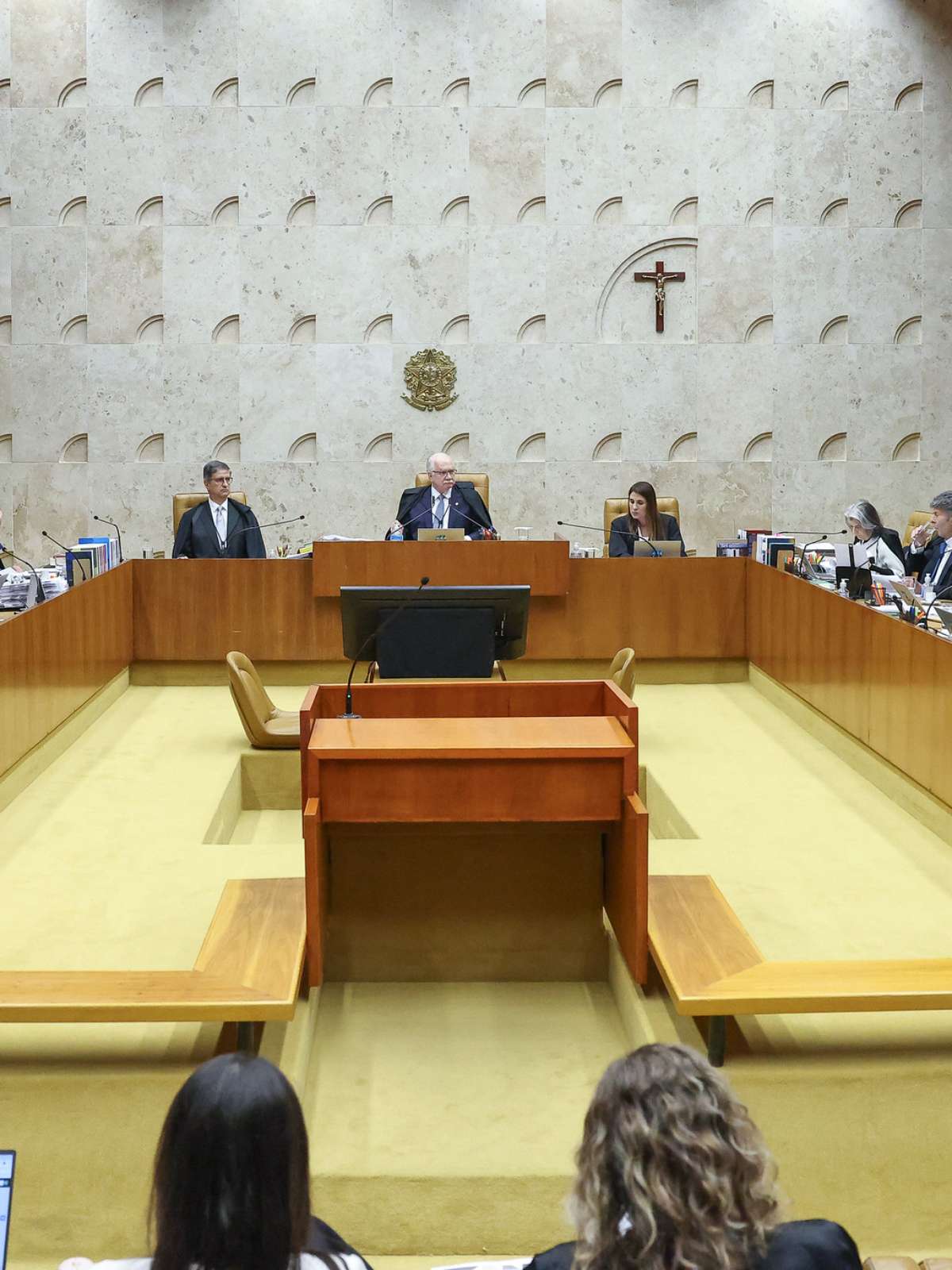 Em meio à crise, STF retoma sessão e decide em julgamento igualar licença maternidade de mães biológicas e adotivas