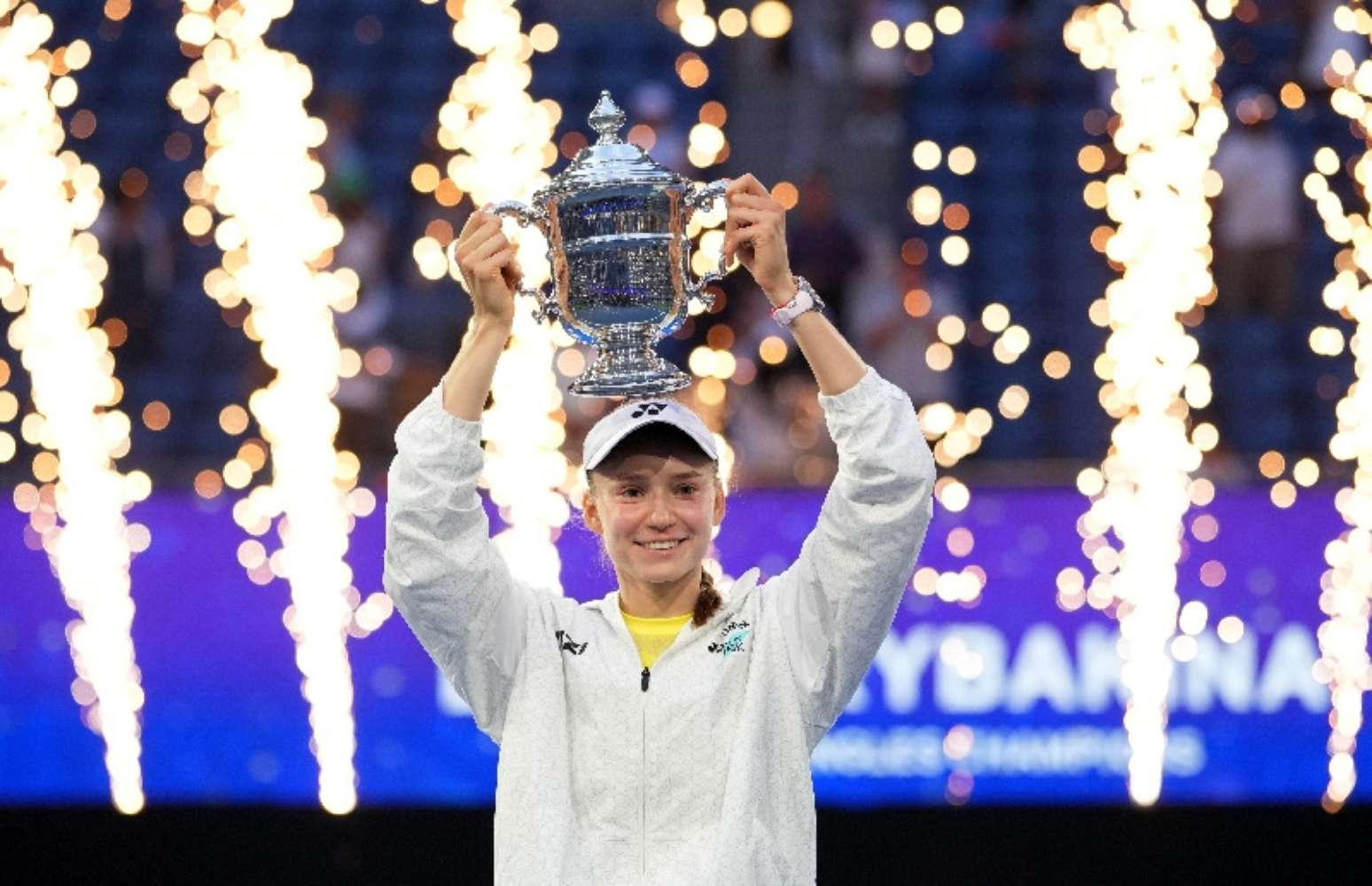 Elena Rybakina levanta o troféu do US Open em Nova York 12 de setembro de 2026 IMAGN IMAGES via Reuters/Robert Deutsch