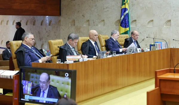 Crise no STF vira "ganha-ganha" para Flávio Bolsonaro, avaliam aliados