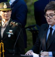 O presidente argentino Javier Milei em discurso para veteranos da guerra das Malvinas Foto: Tomas Cuesta/Getty Images