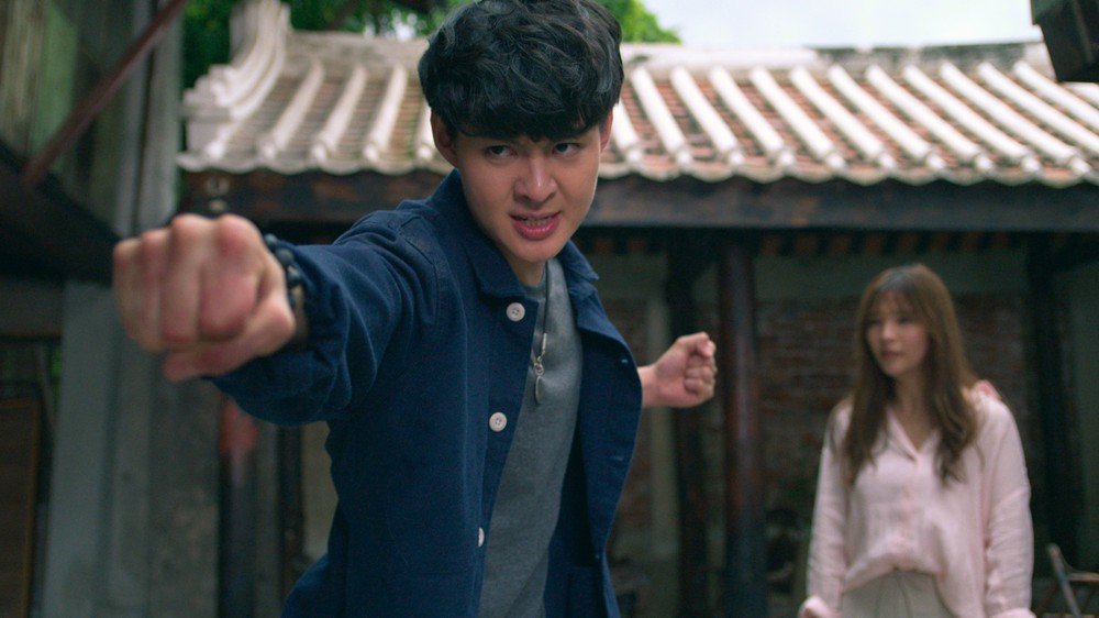 Em Lutando contra Fantasmas, um exorcistas de espíritos se apaixona por uma garota fantasma que ele deveria expulsar — Foto: Reprodução/IMDb