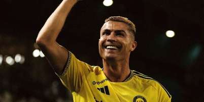 Foto: Divulga&ccedil;&atilde;o/Al-Nassr - Legenda: Cristiano Ronaldo comemorou a boa atua&ccedil;&atilde;o do filho nas redes sociais / Jogada10