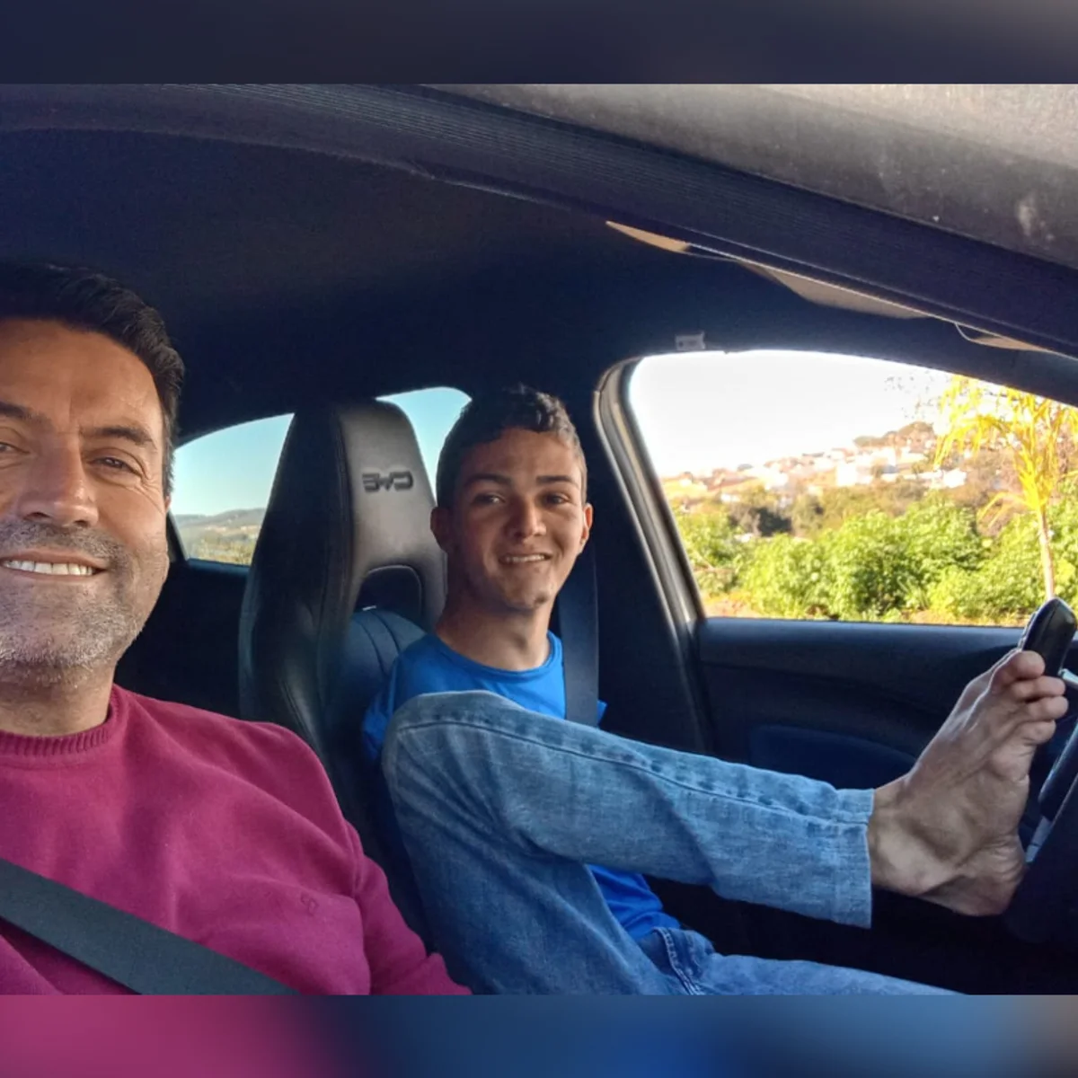 Sem braços, mineiro dirige com os pés, tira CNH e sonha com carro próprio