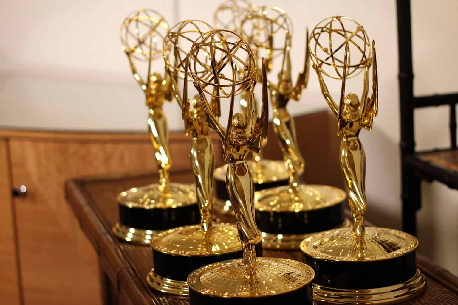 Emmy 2026 é hoje: saiba onde assistir ao vivo na TV e streaming